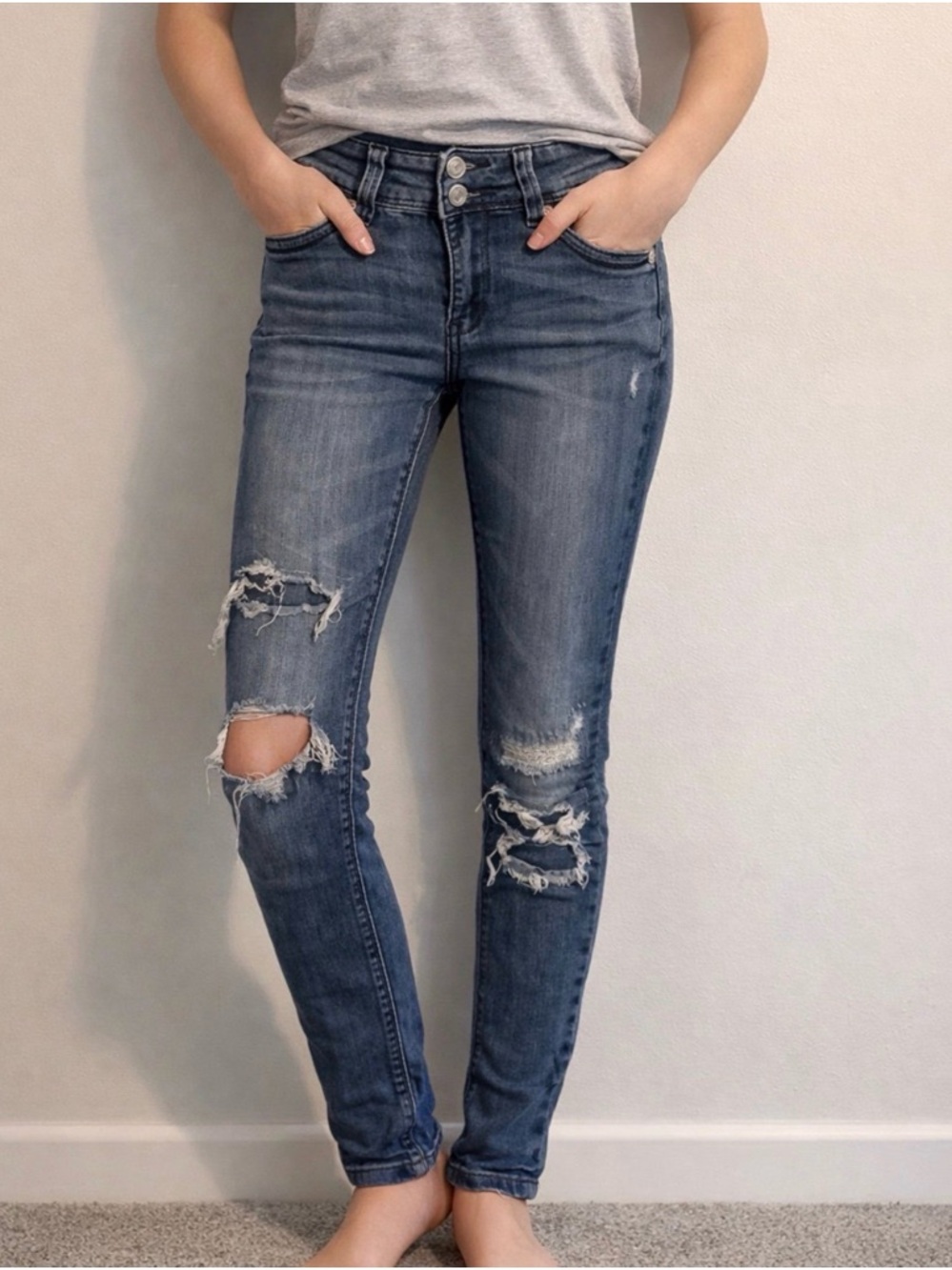 Indigo Rein Juniors Size 7 distressed Skinny Jeans.